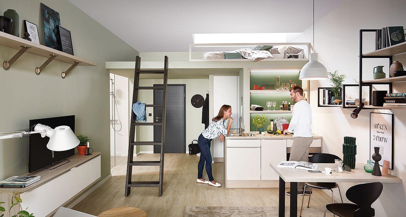 Inspiration — Helle Tiny-House-Küche mit Hochbett, Leiter und Paar am Esstresen